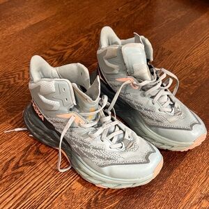 Hoka Speedgoat 5 Mid GTX trail running shoes. Light Gray and Black High-Top.